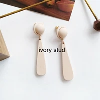 Простые сережки цвета слоновой кости - Окраска металла: ivory stud