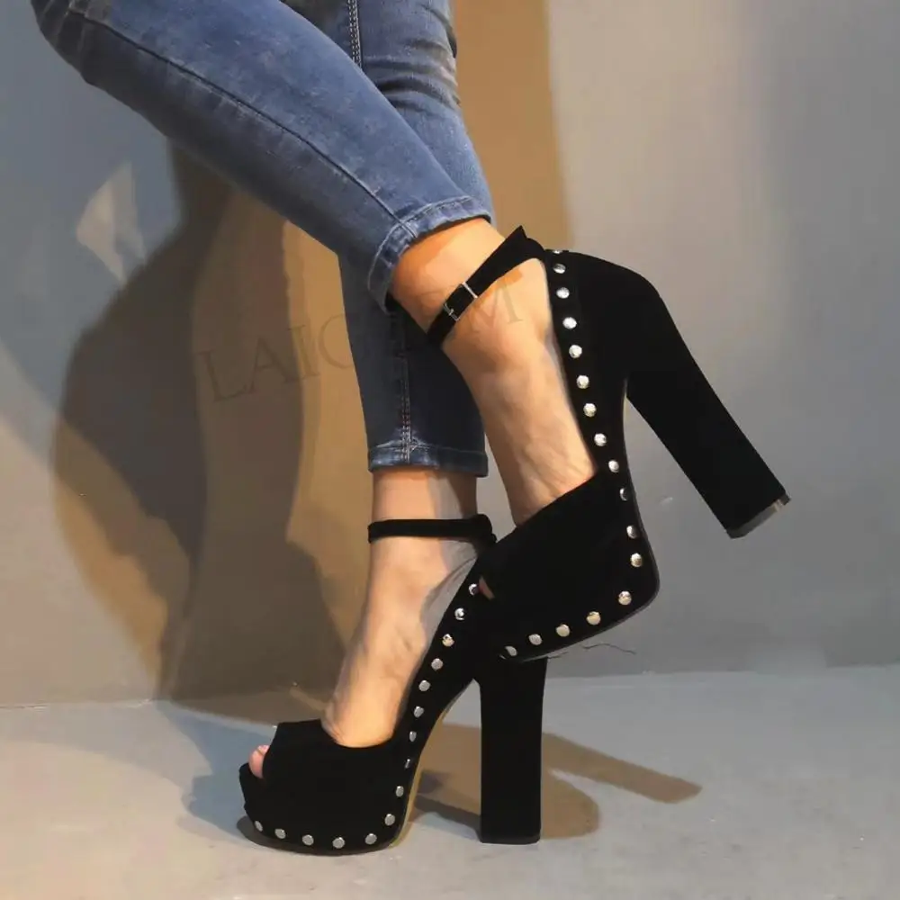 LAIGZEM/стильные женские босоножки; босоножки из искусственной замши на массивном каблуке; черные вечерние женские туфли ручной работы с шипами; большие размеры 34-47