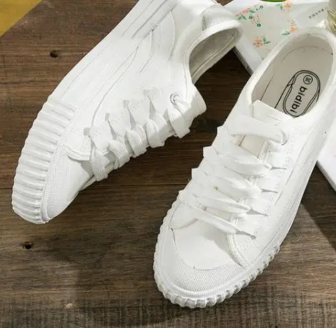 

2018 new canvas women's shoes casual white shoes with the same paragraph.