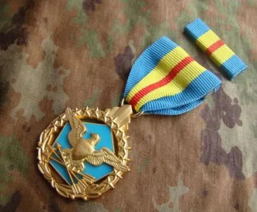 

WW2 US ARMY DEPARTMENT OF DEFENSE DEFENSE SUPERIOR SERVICE FULL SIZE MEDAL - World military Store