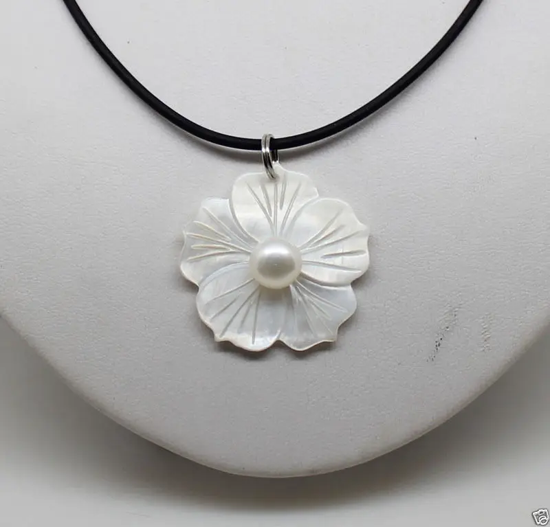 

Fashion New Natural White Freshwater Mother Of Pearl Shell Flower Pendant