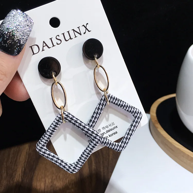 

2019 New Fashion Elegant Black and White Houndstooth Plaid Long Earrings for Women Distorted Cloth Jewelry Femme Wholesale