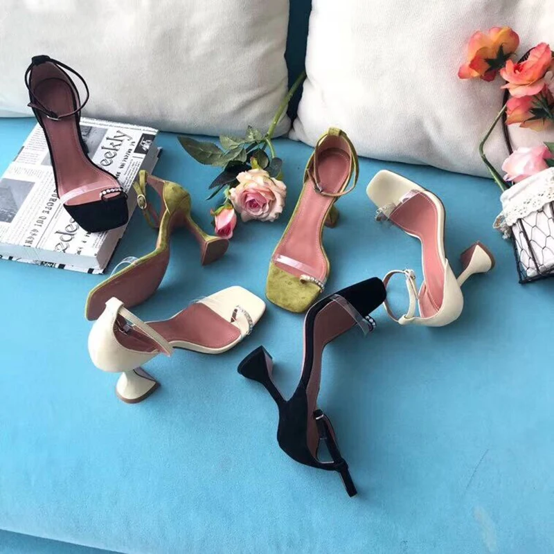 Летний Лидер продаж на необычном каблуке Закрытая сандалии с перемычкой между пальцами, украшенные кристаллами; деловые, вечерние туфли Для женщин
