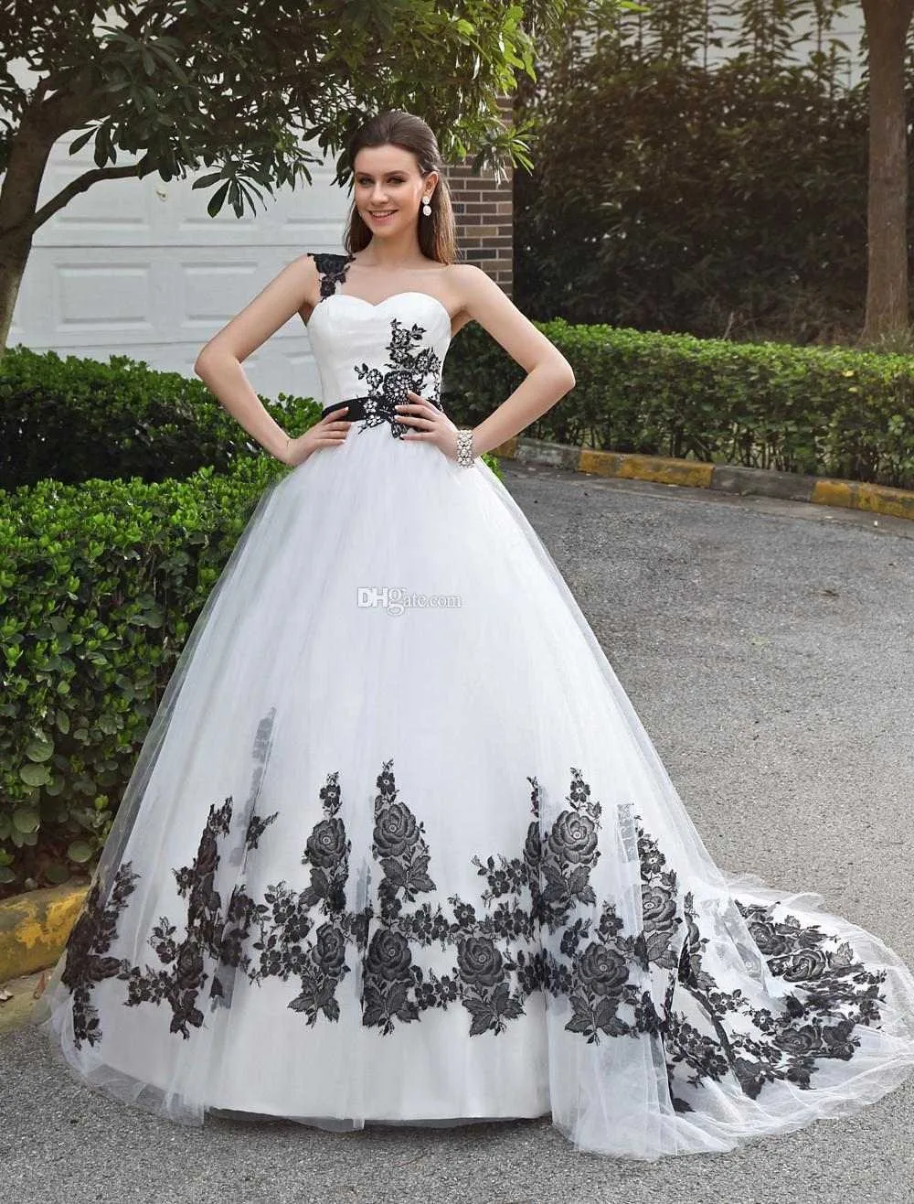 2014-elegant-ball-gown-black-and-white-one (1)_conew1