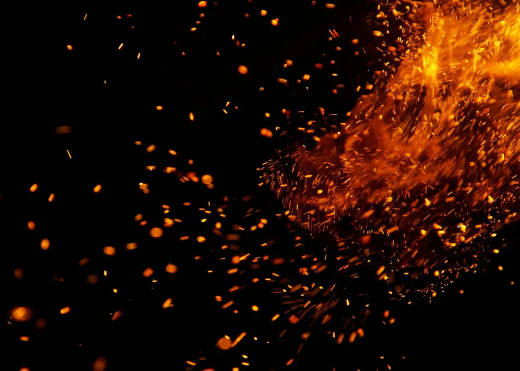 блестящий огонь. сияющая звезда. сияющий огонь. боке гирлянда на черном фоне. блестящий огонь.