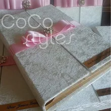 Cocostyles Заказные Потрясающие бархатные Пригласительные открытки в твердом переплете с хрустальной брошью и бантами из кружевной ленты для королевской свадьбы