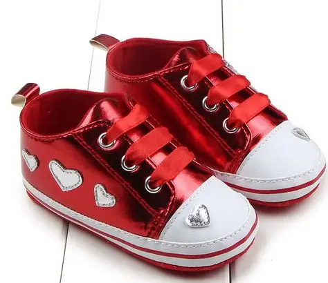 Обувь для малышей с принтом в виде сердечек; обувь для малышей из искусственной кожи; золотистые мокасины для малышей с мягкой подошвой и шнуровкой; мокасины для новорожденных - Цвет: red1
