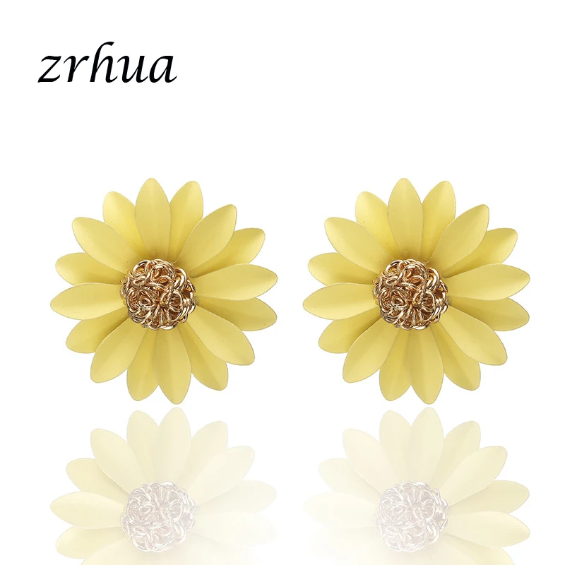 

ZRHUA Personality Small Fresh Petals Earrings Female Temperament Simple Fashion Metal Flower Stud Earrings Women Ear Studs