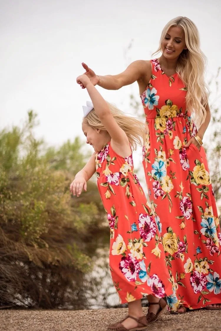 Платья с открытыми плечами для мамы и дочки; одинаковые комплекты для семьи; одежда для мамы и дочки; Семейный комплект; платье для мамы и дочки с цветочным рисунком