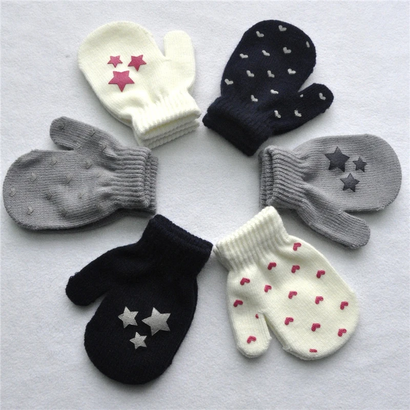 Милые зимние перчатки для мальчиков и девочек, теплые вязаные перчатки для младенцев, детские перчатки с длинными пальцами, однотонные перчатки с принтом в виде звездочек и сердечек для детей 0-12 месяцев
