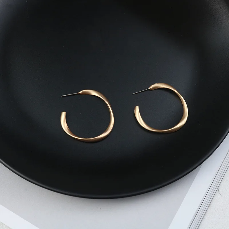 

SUKI New Simple Geometry Earring C Shape Gold Color Retro Personality Matte Earrings Fashion Large Hollow Stud Earrings Jewelry