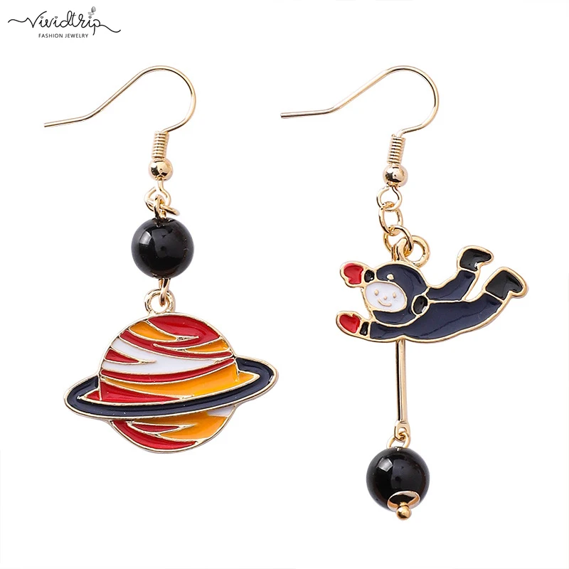 

2019 New Korean Creative Clip On Earrings Spaceman Universe Planet Asymmetric Ear Clips Without Piercing for Women Girl Earrings