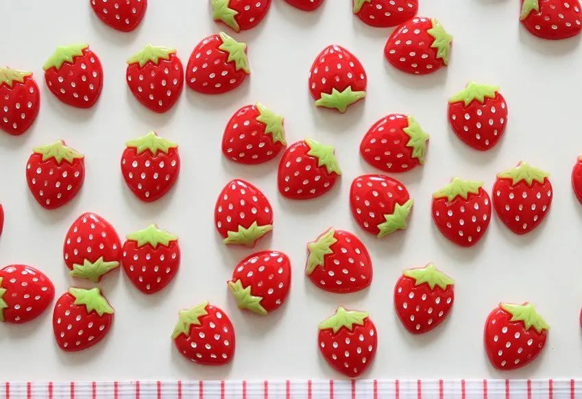 

250pcs bulk sale Resin little kawaii Strawberries Deco cabochons Flatbacks 15x18mm