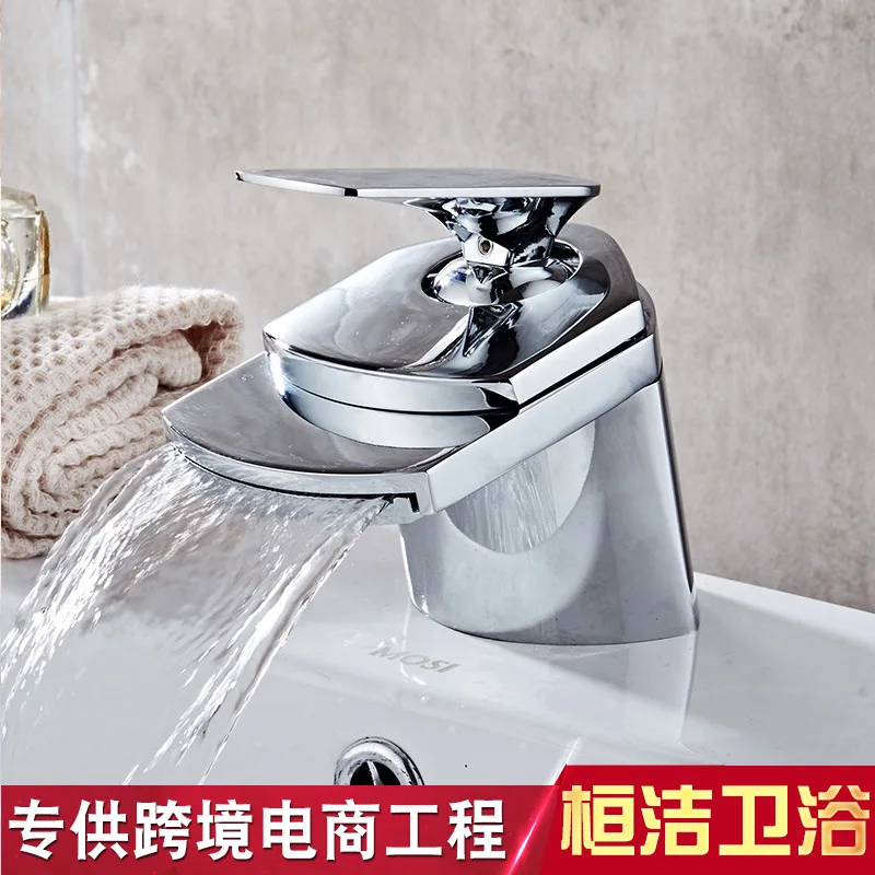 شلال صنبور الكروم النحاس قطب وحيد مقبض حوض خلاط مياه الحنفية بالوعة الحمام حوض مضادة للكبار الغرور صنبور