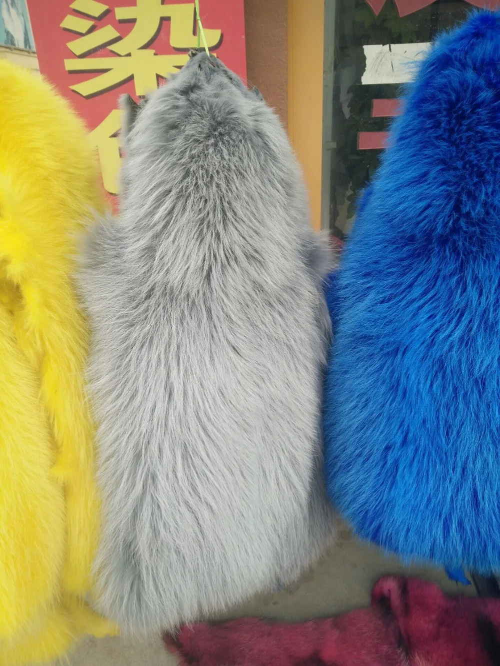 

actual genuine dyed white raccoon fur skin pelt /raccoon tanning fur for garments