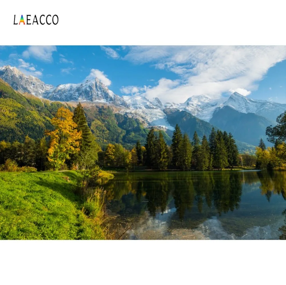 Натуральный фон для фотосъемки с изображением гор зеленой лужайки облачного
