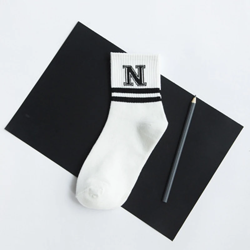 Горячая Распродажа, 1 пара, удобные, высокое качество, осень/зима, женские короткие носки, в полоску, проветриваются, с надписями, черные, белые носки - Цвет: 4