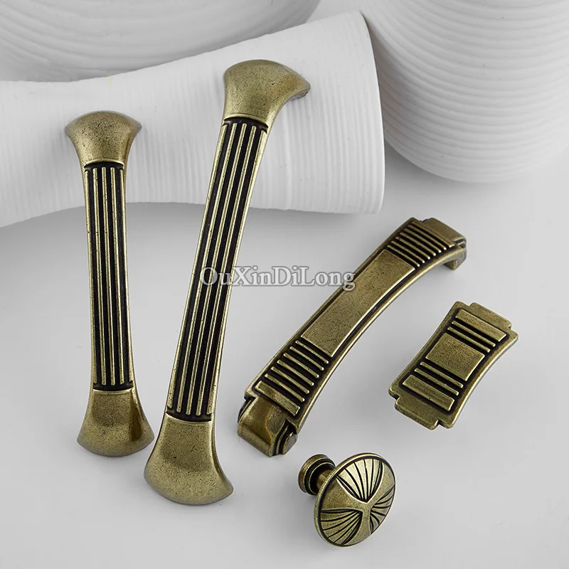 خمر 2 PCS الأوروبية الرجعية المطبخ مجلس الوزراء مقابض باب دولاب خزانة تسريحة درج مجلس الوزراء التأثيرات مقابض وأُكر البرونزية