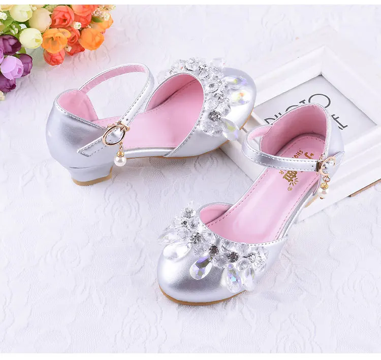 Кожаные туфли для девочек; модные вечерние туфли принцессы со стразами; Новинка года; детская обувь с кристаллами; обувь для маленьких девочек на высоком каблуке; цвет розовый, серебристый
