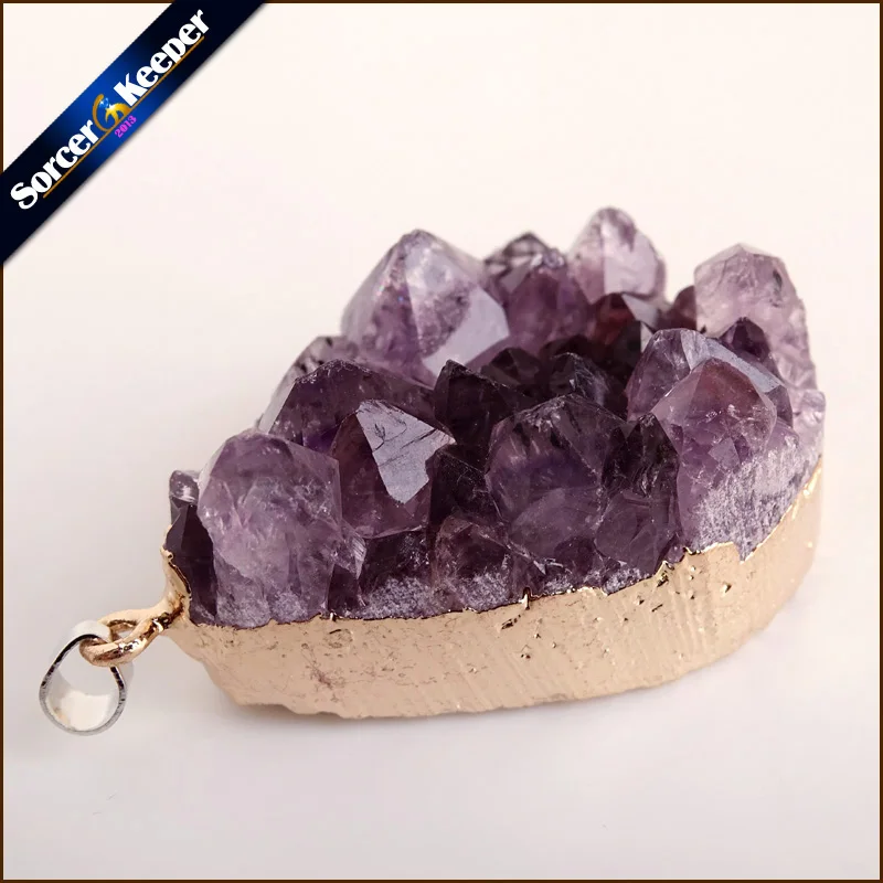 Природный нерегулярные фиолетового цвета с необработанными аметистами гроздь кристаллов кварца кулон Цепочки и ожерелья с 24 K, покрыто золотом, край подходят для изготовления украшений W894