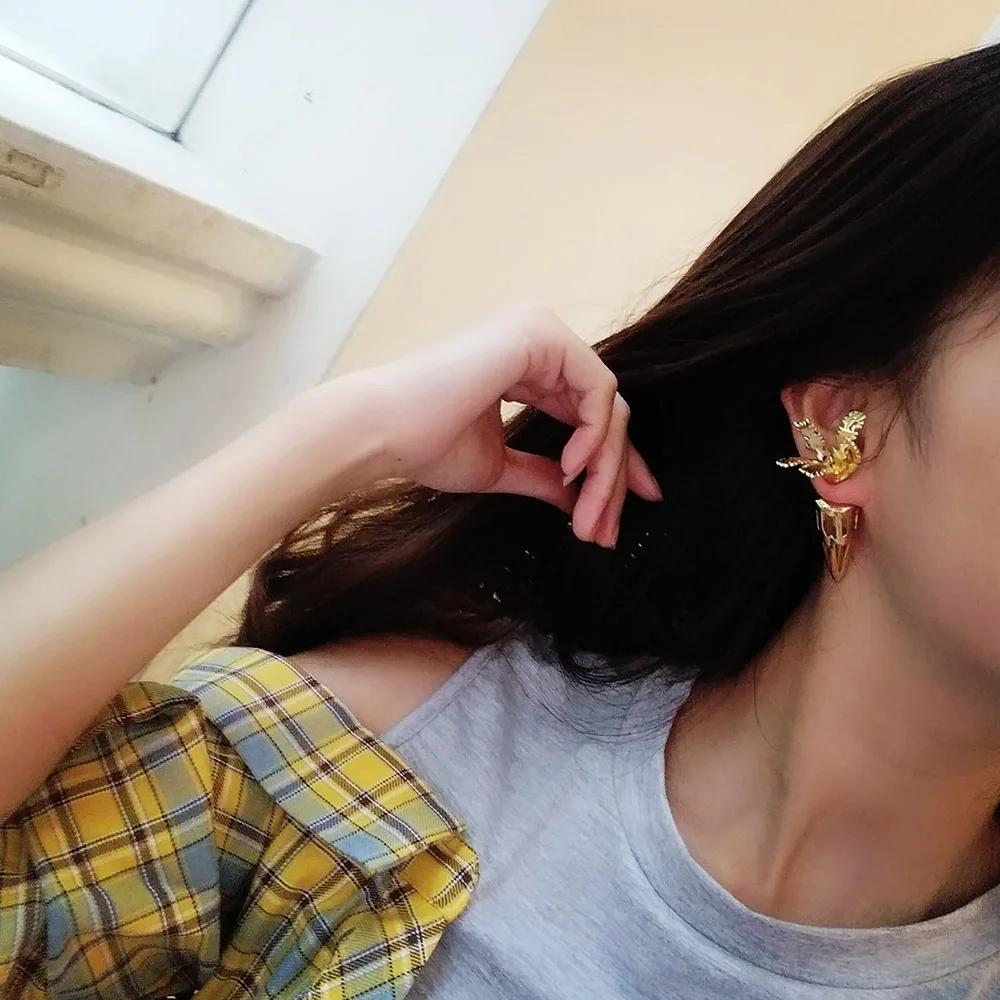 

fashion simple Gold Women's radish Stud earring Metal Net red Nightclub Teenage girl Stud earring Wild hipster temperament