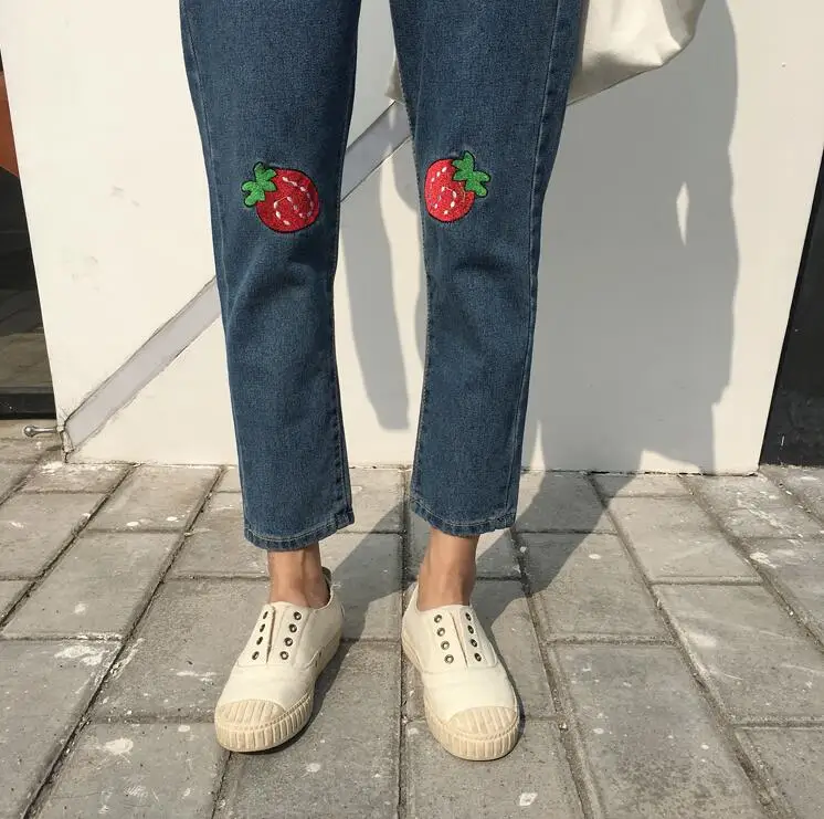 Корейский Весна и осень свободные земляника вышивка высокая талия джинсы женские