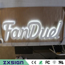 Panneaux extérieurs rétroéclairés en acier inoxydable 3D, panneaux de magasin rétroéclairés en métal pour l'extérieur