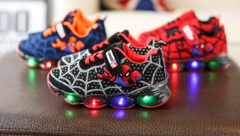 Обувь для мальчиков и девочек с героями мультфильмов со светодиодный подсветкой Детские кроссовки обувь непромокаемые повседневная спортивная обувь Человек-паук светящиеся школьные сапоги