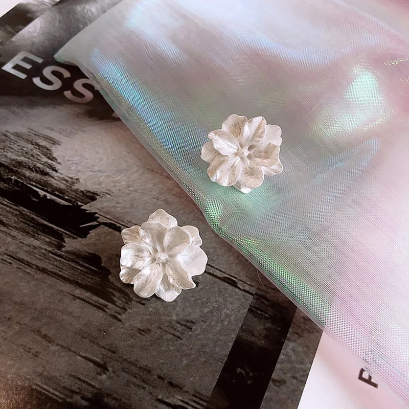 

MENGJIQIAO Korean New Arrival Sweet Resin White Flower Big Stud Earrings For Women Fashion Simple Oorbellen Bijoux Party Gifts