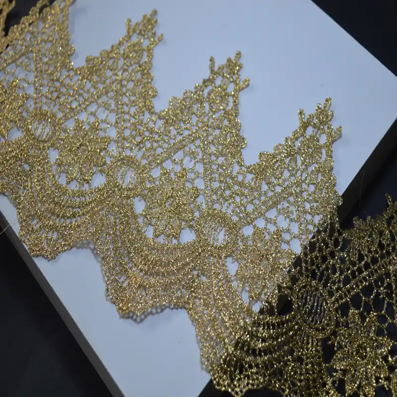 vestido de renda dourado