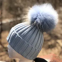 Дизайн, теплые, зимние, шерстяные трикотажные Для женщин Шапки и шапки с соответствующими Цвет из натурального меха енота меховая шапка с помпоном шапка