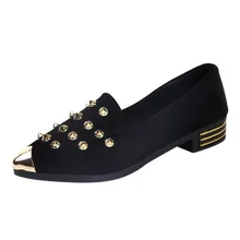 Прямая поставка женский обувь модные туфли с острым носком на плоской подошве с заклепками для девочек; сезон весна-осень; пикантные женские лоферы; женская обувь на плоской подошве с заклепками