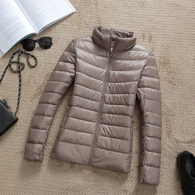 Stand Collar Khaki Ультра-легкий тонкий женский пуховик больших размеров осенне-зимнее приталенное короткое теплое пальто с капюшоном на белом утином пуху женская верхняя одежда - Цвет: Stand Collar Khaki
