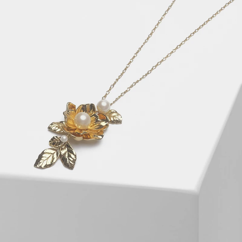 

Flower pendant metallic design fashion pearl necklace
