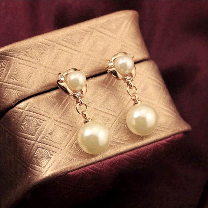 Серьги подвески женские с белыми искусственными жемчужинами короткая цепочка 3