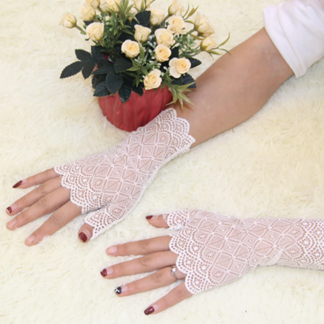 Женщин солнцезащитный крем короткие перчатки Весна и лето пальцев кружева вождения Вечерние перчатки кружевные перчатки палец варежки