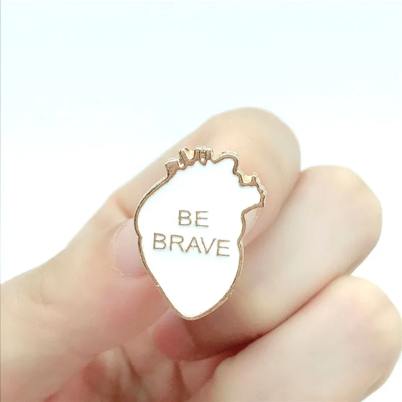 4 Pin значки с героями мультфильмов буквы BE BRAVE Броши для женщин Brave Heart Pins ювелирные изделия для воина эмаль значки на рюкзак сумка аксессуары - Окраска металла: white