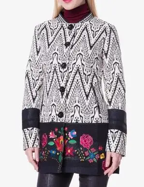 

A black and white embroidered trench coat for Ms. desigu's jacket in Spain