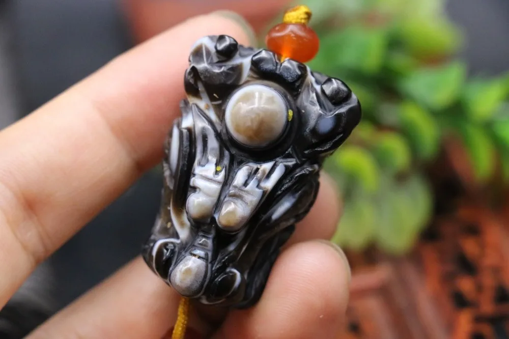 

Tibetan Top Grade Onyx Sculptural Roaring Dragon Head Totem Pendant Carving AJK LKbrother Talisman Treasure