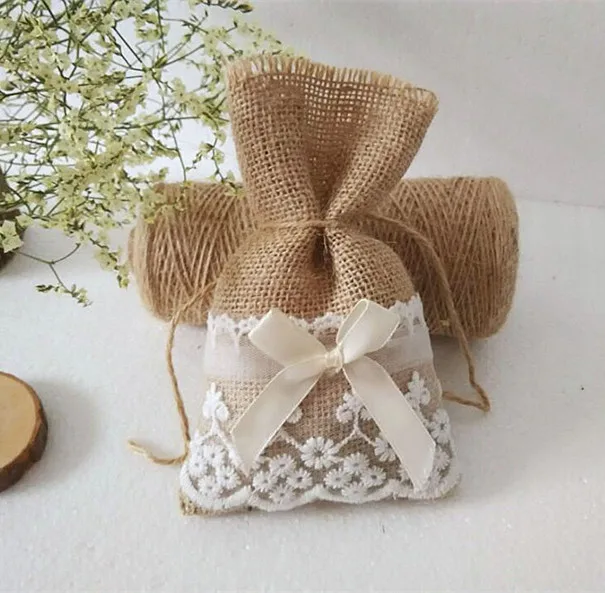 

50pcs/lot Premium dentelle et toile de jute rustique avec cordon de serrage faveur sacs free shipping