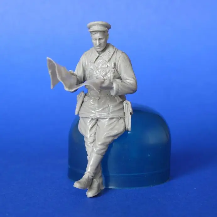 

1/35 Scale Unpainted Resin Figure Soviet officer analysis map