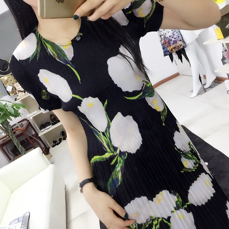 Бесплатная доставка Miyake модные складные o-образным вырезом с коротким рукавом Складчатое Платье с принтом в наличии