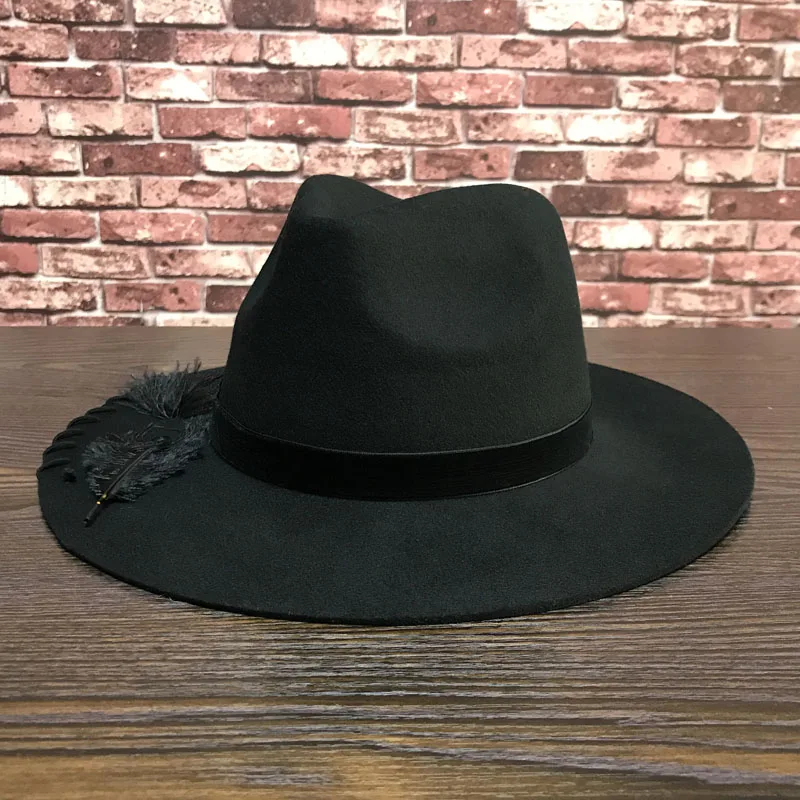 Chapéu de lã preto com penas de