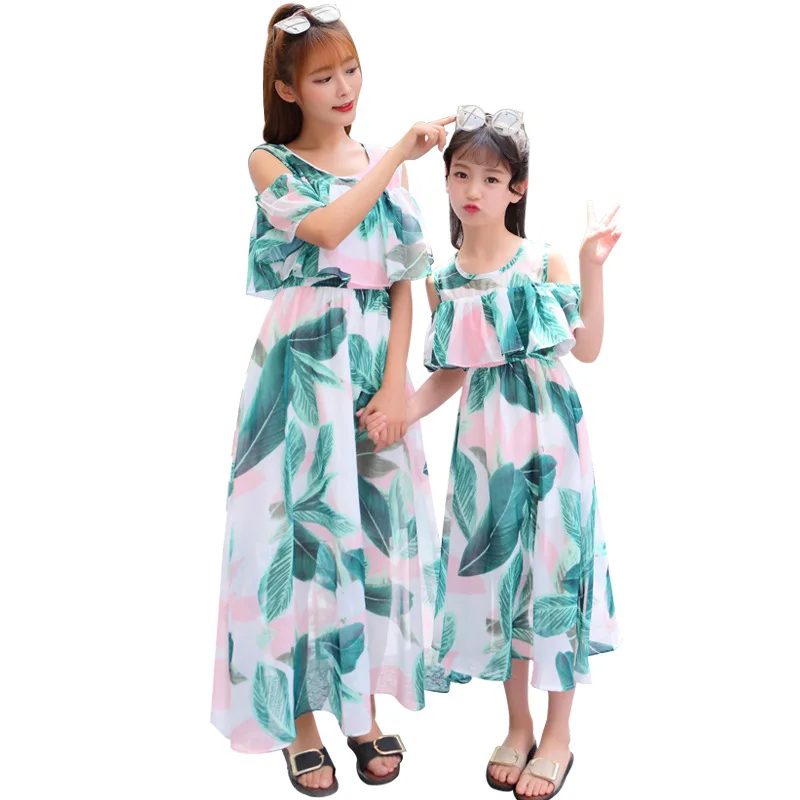 Летние платья для мамы и дочки длинное шифоновое платье с принтом листьев для мамы и дочки одинаковые комплекты для семьи