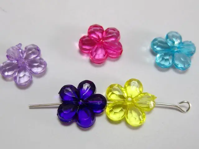 

200 Mixed Colour Transparent Acrylic Faceted Flower Beads 14mm
