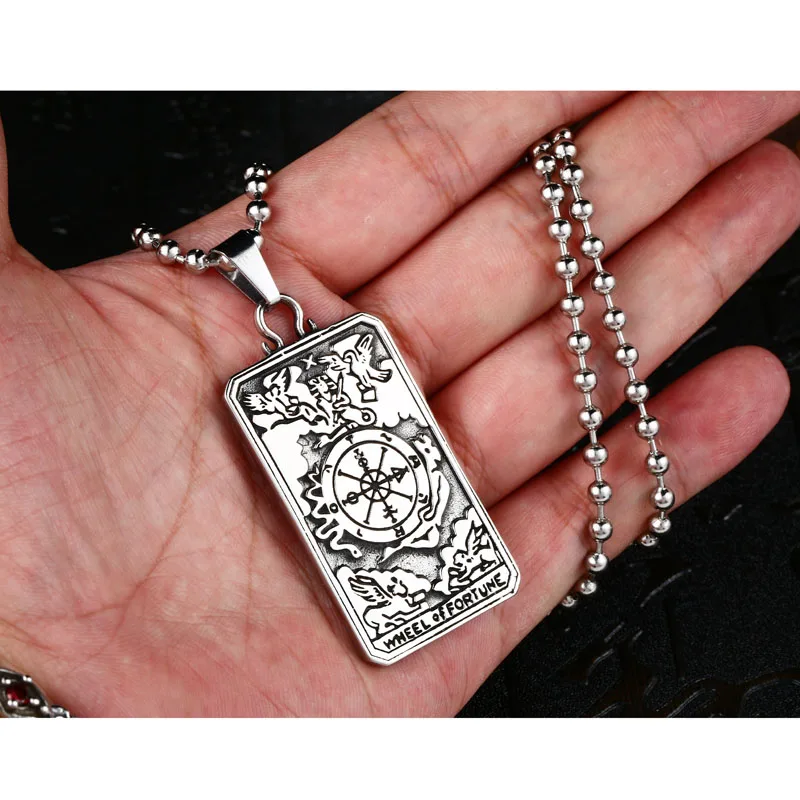 Таро и обереги. Кулон карта таро. Таро как талисман. Таро как талисман. Амулеты таро.