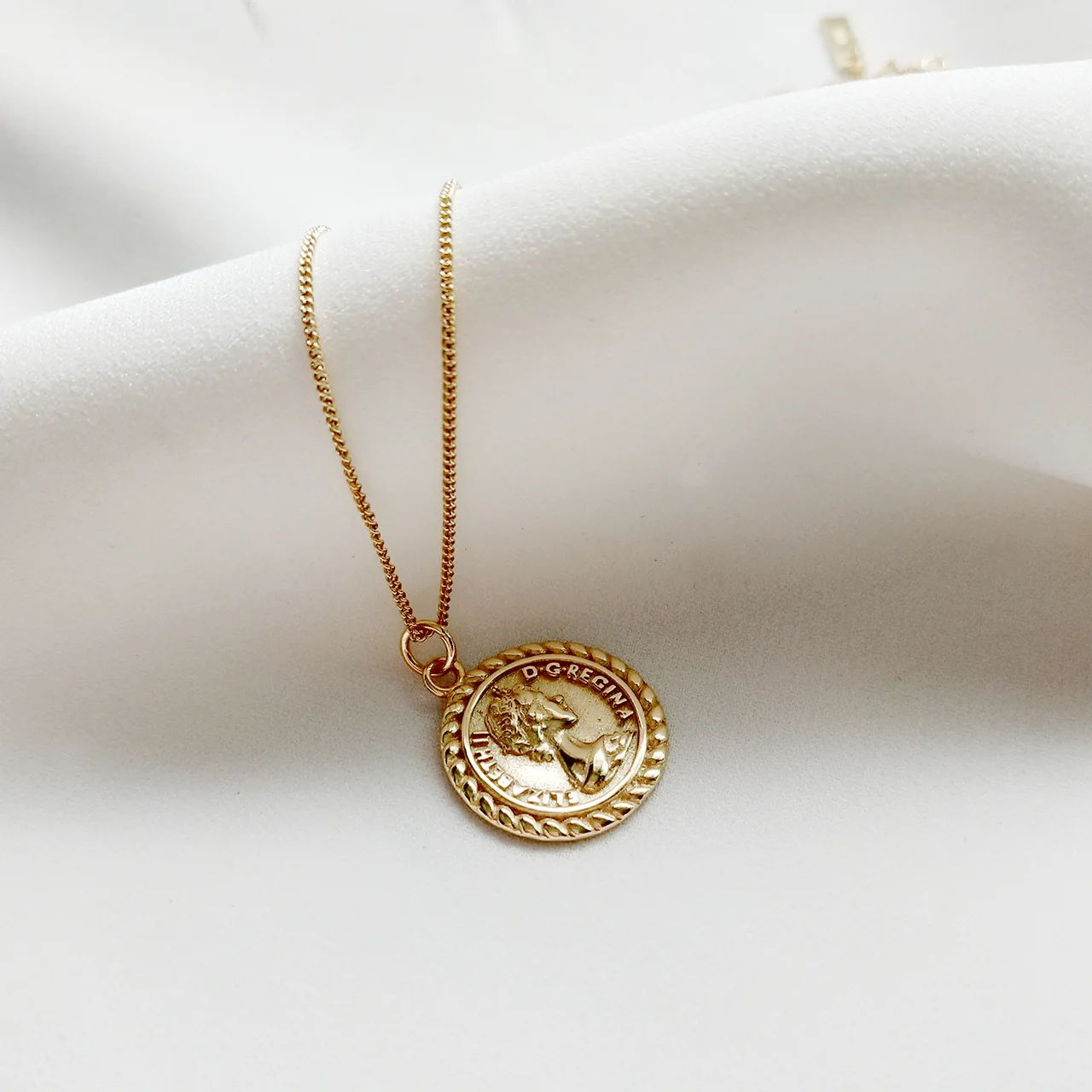 

S925 sterling silver vintage gold Elizabeth pendant round coin simple elegant creative for woman festival gift
