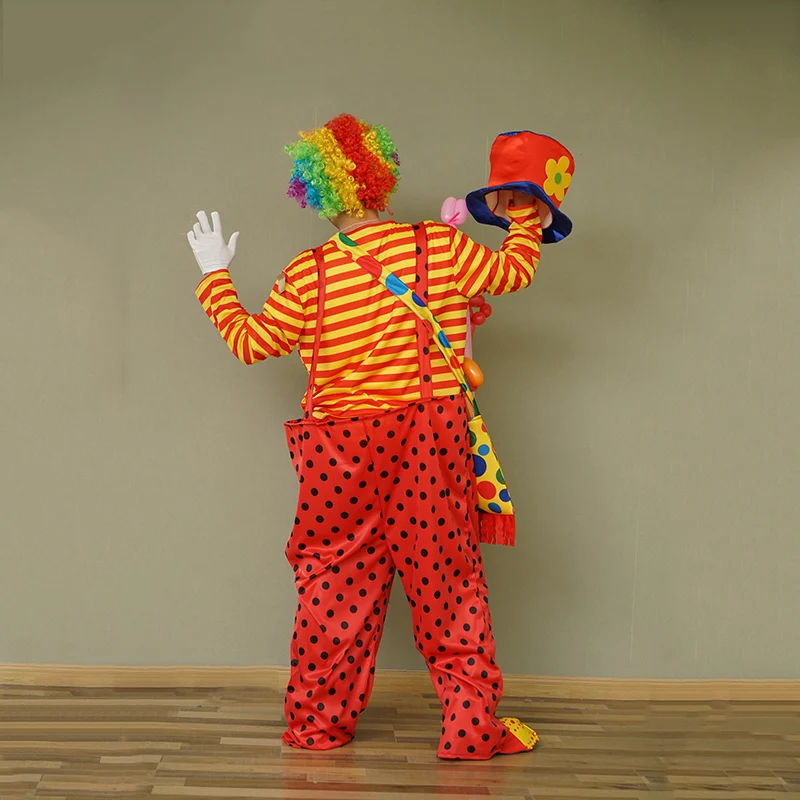 Клоун в широких штанах - 86 фото