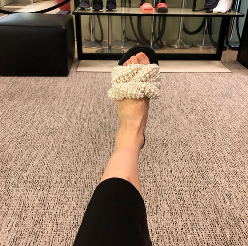 Женские шлепанцы с бантиком; Украшенные жемчугом; Chaussures Femmes; брендовые шлепанцы на низком каблуке; звездная обувь для подиума; пляжная Летняя обувь; sapato feminino