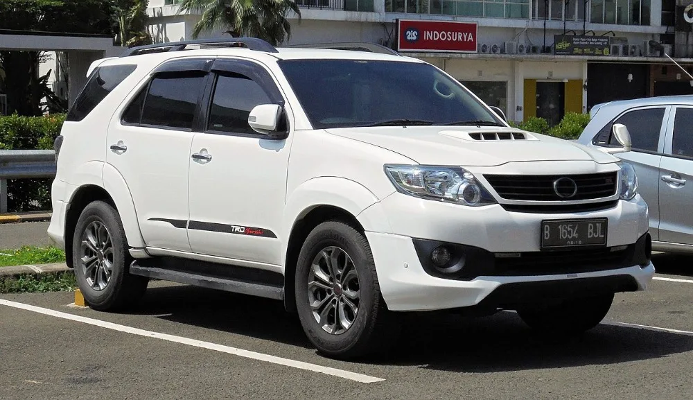 1280px-2014_Toyota_Fortuner_2.5_G_TRD_Sportivo_wagon_(KUN60R;_12-16-2018),_South_Tangerang 